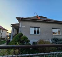 Einfamilienhaus in der Sonnenstraße in Nové Mesto nad Váhom mit Vorgarten und gepflegter Umgebung.