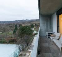 Balkon in einer Einzimmerwohnung, Blick auf die Natur, Aussicht auf Gärten und Bäume.