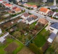Ein Einfamilienhaus in der Partizánska-Straße in Bánovce nad Bebravou mit einem großen Grundstück.