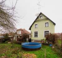 Einfamilienhaus mit Pool in der Partizánska-Straße, Bánovce nad Bebravou, in einer Gartenumgebung.
