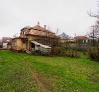 Ein Einfamilienhaus in der Partizánska-Straße in Bánovce nad Bebravou mit Garten und Anbau.