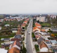 Ein Einfamilienhaus in der Partizánska-Straße in Bánovce nad Bebravou, umgeben von weiteren Häusern.
