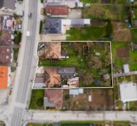 Luftaufnahme eines Einfamilienhauses mit Grundstück in der Partizánska-Straße in Bánovce nad Bebravou.