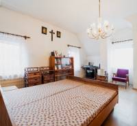 Schlafzimmer in einem Einfamilienhaus mit Holzboden, Bett und Arbeitsplatz.