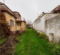 Ein geräumiger Garten zwischen zwei Einfamilienhäusern in der Partizánska-Straße in Bánovce nad Bebravou.