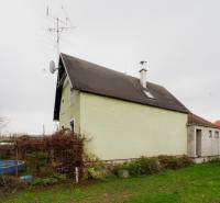 Einfamilienhaus in der Partizánska-Straße in Bánovce nad Bebravou neben einem Garten mit Pool.