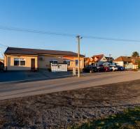 Borovicová-Straße in Lozorno zeigt Grundstücke - Wohnen mit Gebäude und Parken.