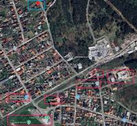 Luftaufnahme von Lozorno, der Borovicová-Straße und der Umgebung, die zum Wohnen bestimmt ist.