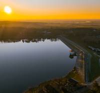 Sonnenuntergang über Lozorno, Kiefernwald. Landschaft und Wasserfläche im Bereich Grundstücke - Wohnen.