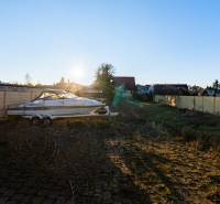 Grundstück in der Borovicova-Straße in Lozorno mit einem Boot und gepflasterter Oberfläche.