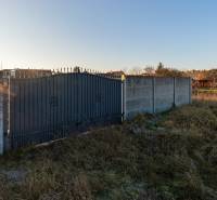 Eingezäuntes Grundstück in der Borovicová-Straße in Lozorno, geeignet zum Wohnen.