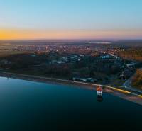 Sonnenuntergang über Lozorno, Borovicová-Straße, der die Naturschönheiten bei den Wohnbaugrundstücken einfängt.
