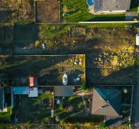 Luftaufnahme von Grundstücken in der Borovicová-Straße in Lozorno für Wohnzwecke.