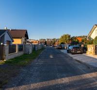 Die Häuser in der Borovicová-Straße in Lozorno bieten ein ruhiges Wohnen auf Grundstücken.