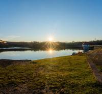 Der See mit Sonnenuntergang bei Lozorno in der Kiefernstraße, geeignet für Grundstücke - Wohnen.