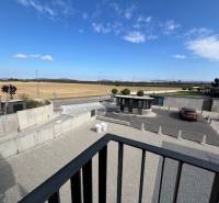 Blick vom Balkon auf den Platz bei der Sýpka in Bratislava - Jarovce, bei einer 2-Zimmer-Wohnung.