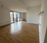 Innenraum einer 2-Zimmer-Wohnung mit Holzboden und großen Fenstern.