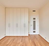 Helles Zimmer mit Holzboden und weißen Einbauschränken in einer 3-Zimmer-Wohnung.