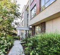 Ein Wohnhaus in der Mudroňova-Straße in Bratislava - Altstadt, umgeben von Grünflächen und einem Garten.