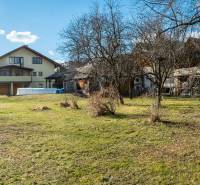 Eine Villa mit einem weitläufigen Garten in der Andreja Sládkoviča Straße in Žarnovica.