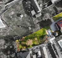 Luftaufnahme des Gartens und des Hauses in der Villa in der Andreja Sládkoviča-Straße in Žarnovica.