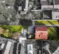 Luftaufnahme einer Villa in der Andreja Sládkoviča Straße in Žarnovica mit Pool und Garten.