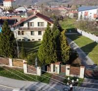 Eine Villa in der Andrej Sládkovič-Straße in Žarnovica mit einem geräumigen Garten und Zierbäumen.