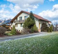 Eine Villa in Žarnovica in der Andreja Sládkoviča Straße, umgeben von Grün und Bergen.