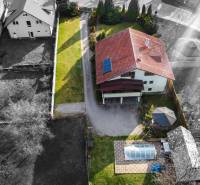 Luftaufnahme einer Villa in der Andrej Sládkovič-Straße in Žarnovica mit Hof und Pool.