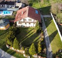Eine Villa in der Andrej-Sládkovič-Straße in Žarnovica, umgeben von einem Garten, mit einem Gartenhäuschen.