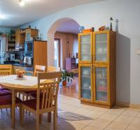 Küche in der Villa mit Holzelementen, Esstisch und Einbauschränken.