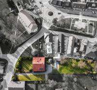 Luftaufnahme der Villa in Žarnovica in der Andreja Sládkoviča-Straße mit einem geräumigen Garten.