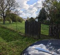 Grundstücke - Wohnen in der Straße Malá Domaša in Vranov nad Topľou, eingezäunte Grünfläche mit Bäumen.