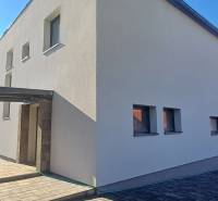 Ein Einfamilienhaus in der Košická-Straße in Rožňava mit einem eingezäunten Hof und einem gepflasterten Gehweg.