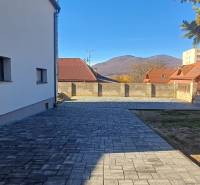 Einfamilienhaus in der Košická-Straße in Rožňava mit Terrasse und Blick auf die Berge.