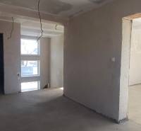 Das Innere eines Einfamilienhauses im Renovierungsprozess mit neuem Putz und Vorbereitung für die Elektroinstallation.