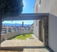 Der Hof des Einfamilienhauses in der Košická Straße in Rožňava mit einem Holzzaun und einem Baum.