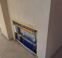 Installation von Heizungsleitungen in einem Einfamilienhaus mit Betonboden.