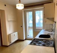 Küche in einer 2-Zimmer-Wohnung mit Gasherd und Boden in Holzoptik.