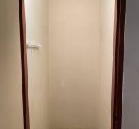 Kleiner Stauraum mit Fliesen in einer 2-Zimmer-Wohnung.