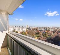 Blick vom Balkon auf die Stadtsilhouette in Vrakuňa in der Bučinová-Straße.
