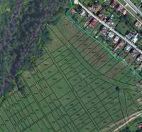 Entwicklungsgrundstücksplan in Snežnica mit angezeigten Parzellen und umliegendem Wald.