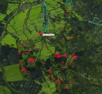 Luftaufnahme von landwirtschaftlichen und forstwirtschaftlichen Flächen in der Umgebung von Lechnice, markiert mit farbigen Linien.