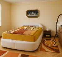 Schlafzimmer mit Holzboden in einem Einfamilienhaus, helle Wände, moderne Einrichtung.