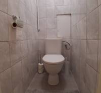 Badezimmer in einer 3-Zimmer-Wohnung mit Keramikfliesen und Toilette.