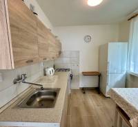 Küche in einer 3-Zimmer-Wohnung mit Holzboden und weißen Wänden.