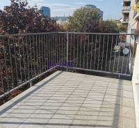 Der Balkon einer 2-Zimmer-Wohnung in der Drieňová-Straße in Bratislava - Ružinov mit Grün im Hintergrund.