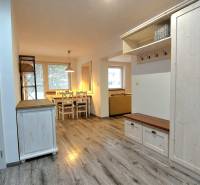 Innenraum einer 3-Zimmer-Wohnung mit Holzboden und Esstisch.