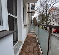Der Balkon einer 3-Zimmer-Wohnung in der Straße Pred poľom in Trenčín mit einem Boden in Holzoptik.