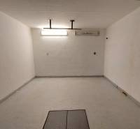 Ein geräumiger Raum mit weißen Wänden und heller Beleuchtung in einer 3-Zimmer-Wohnung.